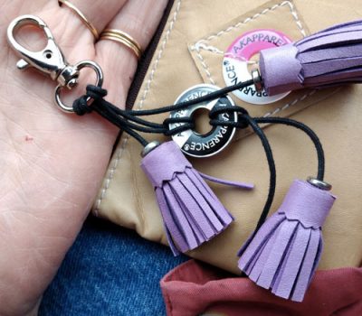 3 Key ring violet suspendu au logo d'akaparence